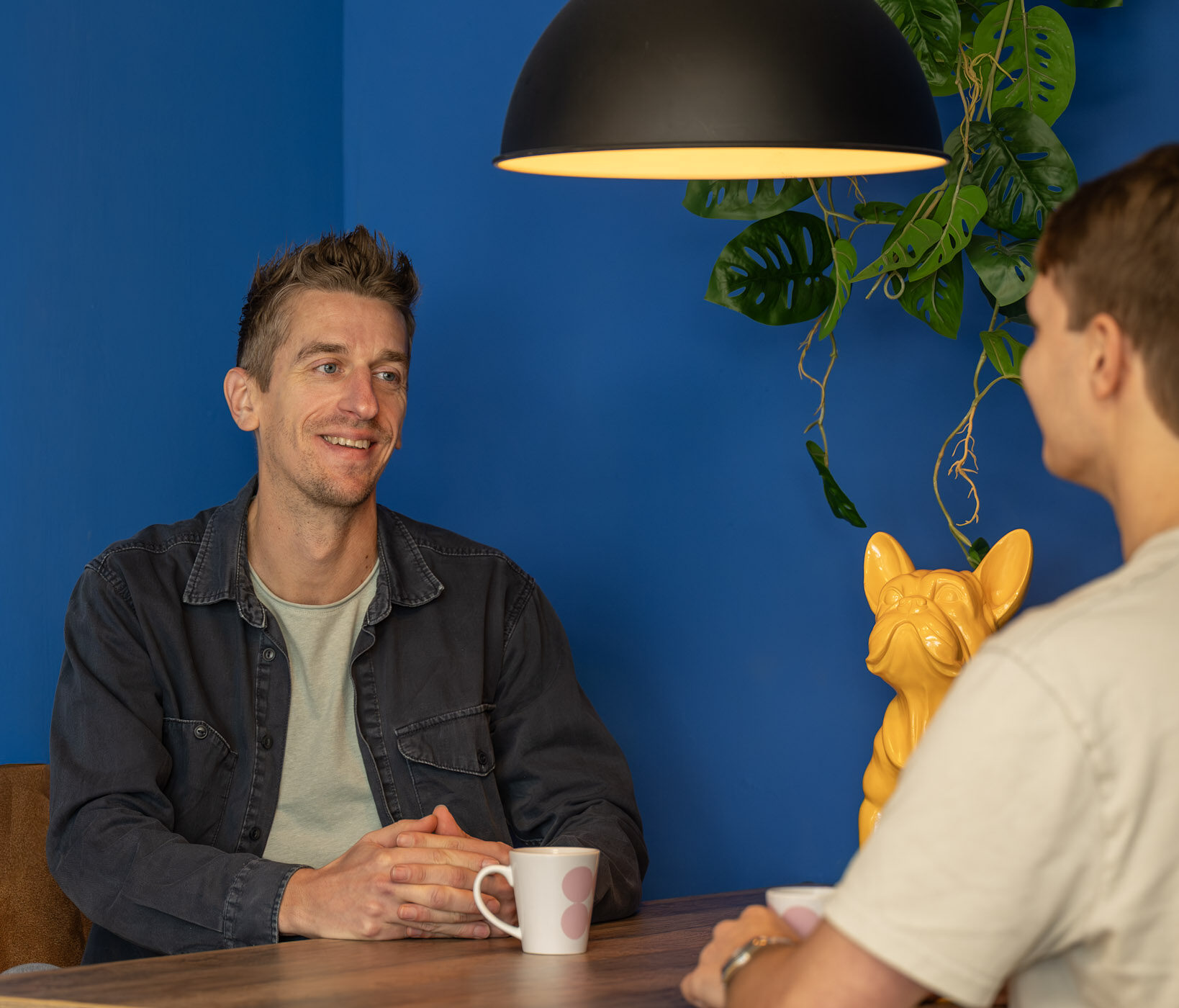 Michel in gesprek aan tafel